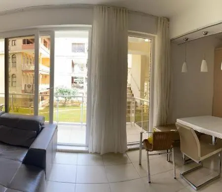 Nyaraló Lale Side