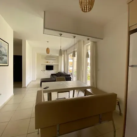 Nyaraló Lale Side